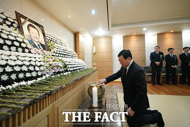 신동빈 롯데그룹 회장이 19일 오후 서울 송파구 풍납동 아산병원 장례식장에 마련된 부친 고 신격호 롯데그룹 명예회장의 빈소에서 분향을 하고 있다. /롯데그룹 제공