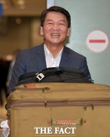[TF포토] '정치 복귀' 안철수, '밝은 미소 띠며 귀국'