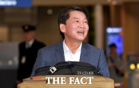 [TF포토] 밝은 미소 띠며 귀국한 안철수