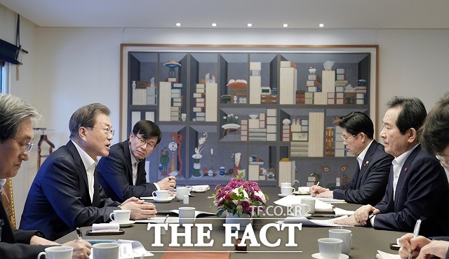 문재인 대통령이 20일 오후 청와대 상춘재에서 정세균 국무총리와 첫 주례회동을 하고 있다. /청와대 제공