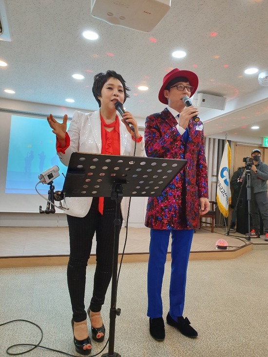박미현 노래 교실 강사(왼쪽)은 트로트 가수 유산슬의 사랑의 재개발의 탄생에 도움을 줬다. /박미현 강사 제공