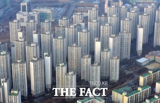 시가 9억 원이 넘는 주택을 가진 사람들에 대한 전세대출 금지 정책이 20일부터 시행된다. 전세 대출자가 고가주택을 사거나 다주택자인 것이 확인되면 전세대출금이 곧바로 회수된다. /더팩트 DB