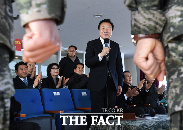 손학규 바른미래당 대표가 20일 오전 인천 강화군 평화전망대 OP를 격려방문해 군 관계자들에게 인사말을 하고 있다. / 인천=배정한 기자