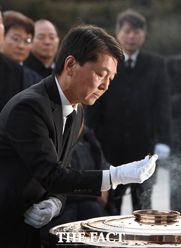안철수 전 바른미래당 대표가 20일 오전 서울 동작구 국립서울현충원을 찾아 참배 전 분향하고 있다. /임세준 기자