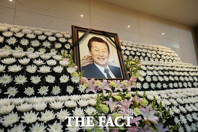 롯데그룹 창업주인 신격호 롯데그룹 명예회장이 별세한 19일 오후 서울 송파구 서울아산병원에 마련된 빈소에 고인의 영정 사진이 놓여있다. /롯데그룹 제공