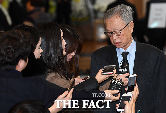 박희태 전 국회의장이 20일 오전 서울 송파구 서울아산병원 장례식장에 마련된 고 신격호 롯데그룹 명예회장의 빈소 조문을 마치고 장례식장을 나서며 취재진의 질문을 받고 있다. /남용희 기자