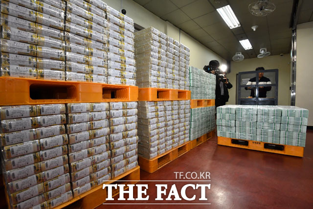 설 명절을 닷새 앞둔 20일 오전 서울 강남구 한국은행 강남본부에서 관계자들이 시중은행에 공급할 설 자금을 차량에 옮기고 있다./남윤호 기자