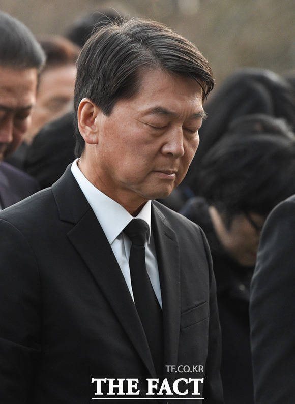 안철수 전 바른미래당 대표가 20일 오전 서울 동작구 국립서울현충원을 찾아 참배한 후 묵념하고 있다. /임세준 기자