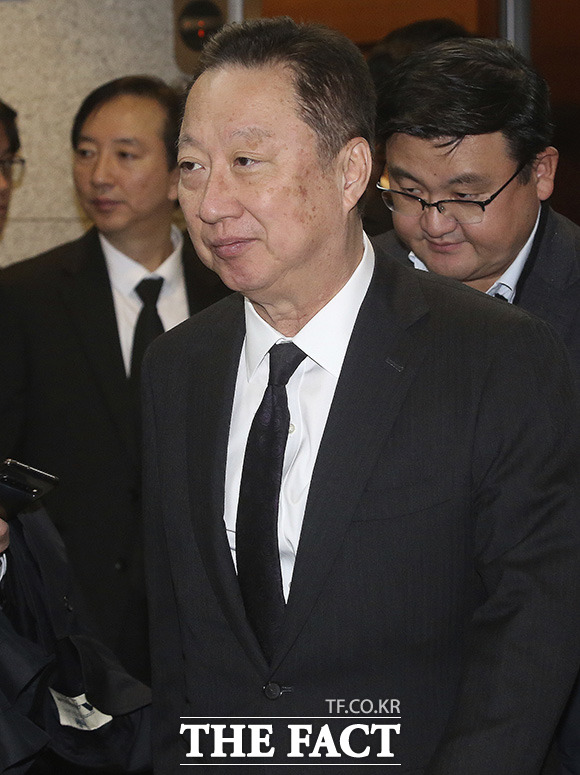 박용만 대한상의 회장이 20일 오전 서울 송파구 서울아산병원 장례식장에 마련된 고 신격호 롯데그룹 명예회장의 빈소에서 조문을 마치고 나서고 있다. /남용희 기자