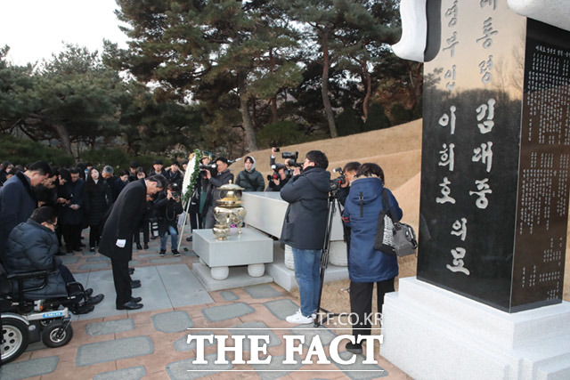 안철수 전 바른미래당 대표가 20일 오전 서울 동작구 국립서울현충원을 찾아 김대중 전 대통령 묘역을 참배하고 있다. /임세준 기자