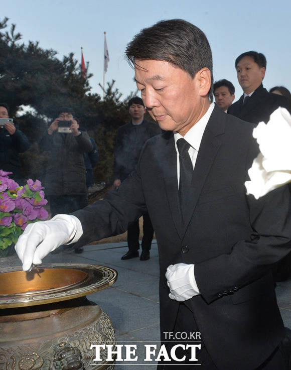 안철수 전 바른미래당 대표가 20일 오전 서울 동작구 국립서울현충원 무명용사탑을 찾아 참배하고 있다. /임세준 기자