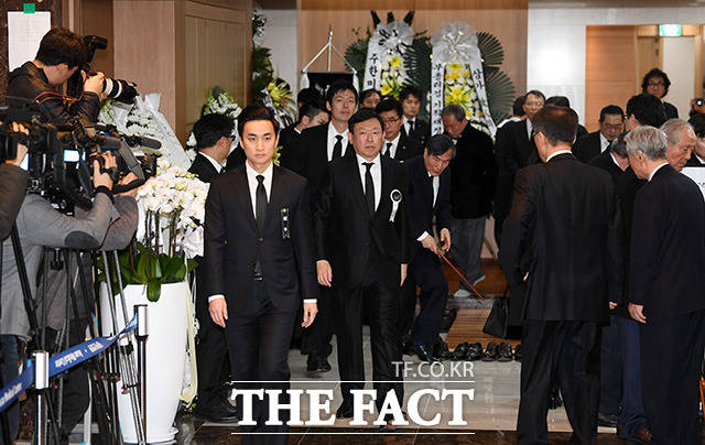 신동빈 롯데그룹 회장이 20일 오전 서울 송파구 서울아산병원 장례식장에 마련된 고 신격호 롯데그룹 명예회장의 빈소를 잠시 비우고 있다. /남용희 기자