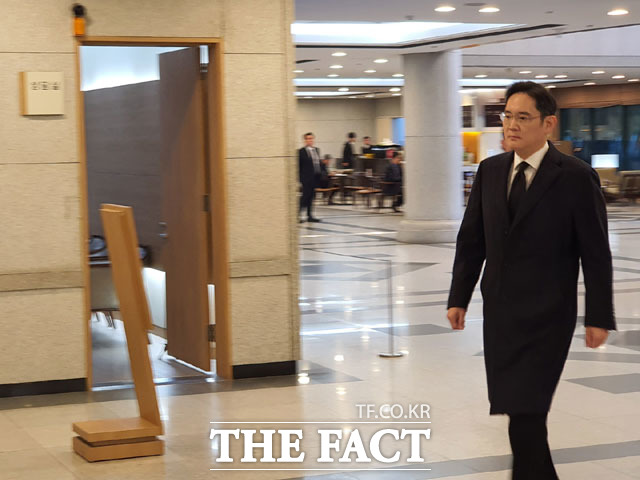 이재용 삼성전자 부회장이 20일 오전 서울 송파구 서울아산병원 장례식장에 마련된 신격호 롯데그룹 명예회장의 빈소에 들어서고 있다. /이성락 기자