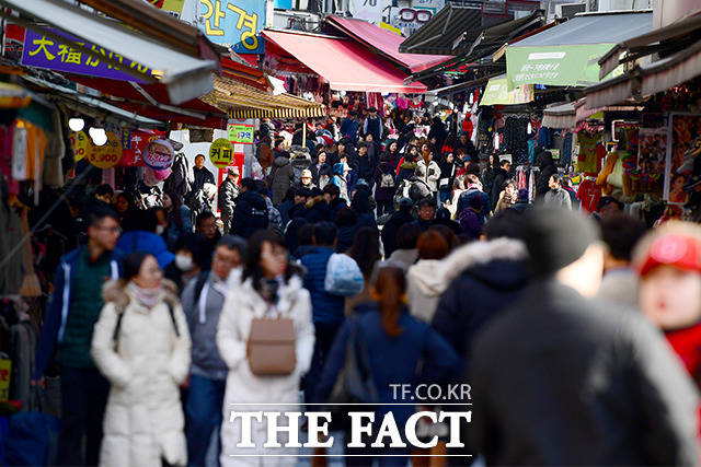 설 연휴를 나흘 앞둔 20일 오후 서울 중구 남대문시장이 제수용품을 구매하는 시민들로 붐비고 있다. /이선화 기자