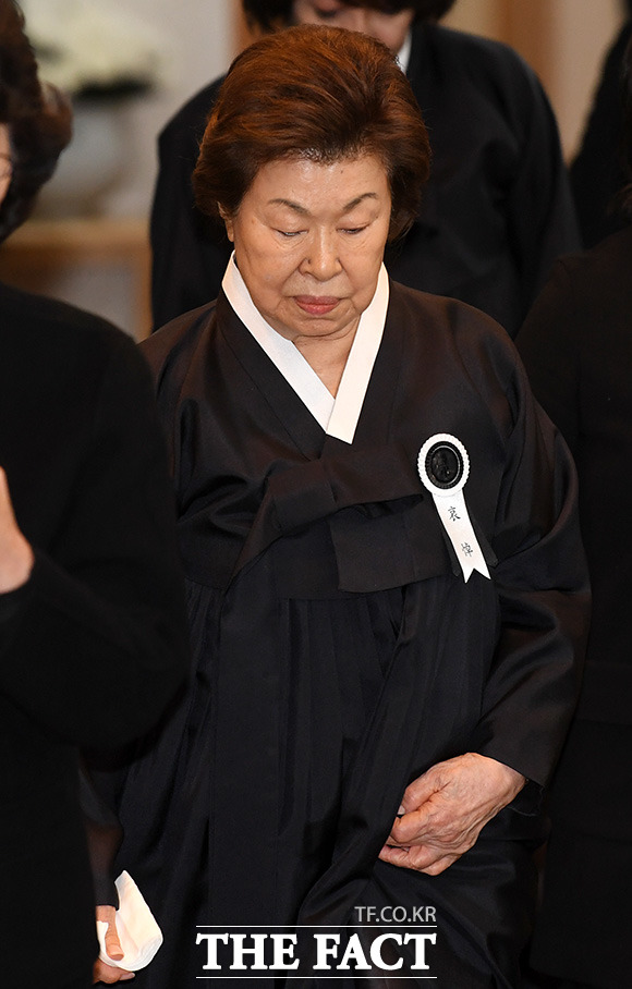 고 신격호 롯데그룹 명예회장의 부인 시게미쓰 하츠코 여사가 20일 오전 서울 송파구 서울아산병원 장례식장에 마련된 신 명예회장의 빈소를 나서고 있다. /남용희 기자