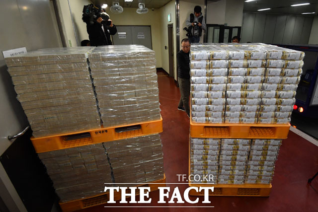 설 명절을 닷새 앞둔 20일 오전 서울 강남구 한국은행 강남본부에서 관계자들이 시중은행에 공급할 설 자금을 차량에 옮기고 있다./남윤호 기자