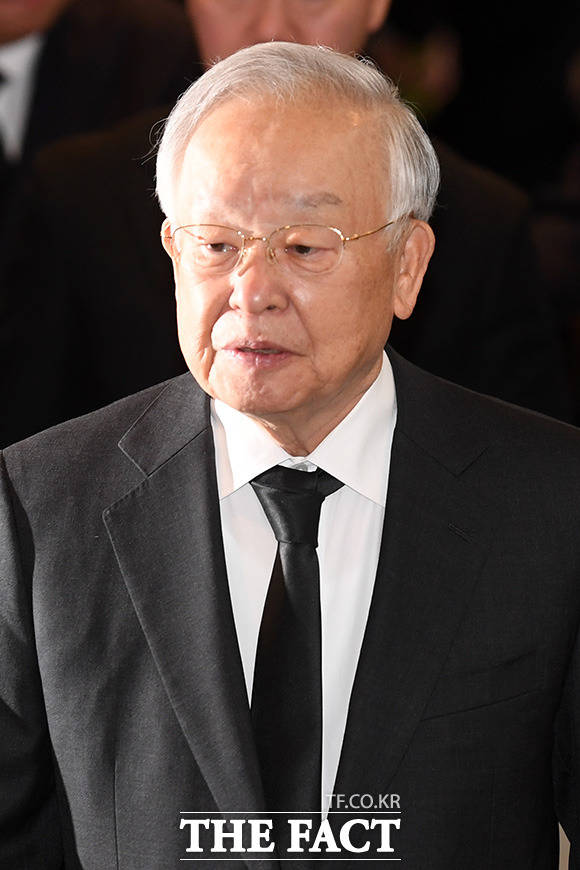 손경식 CJ회장이 20일 오전 서울 송파구 서울아산병원 장례식장에 마련된 고 신격호 롯데그룹 명예회장의 빈소 조문을 마치고 장례식장을 나서고 있다. /남용희 기자