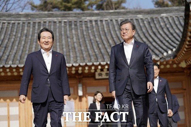 문재인 대통령과 정세균 국무총리가 20일 오후 첫 주례회동을 마친 뒤 상춘재를 나서고 있다. /청와대 제공