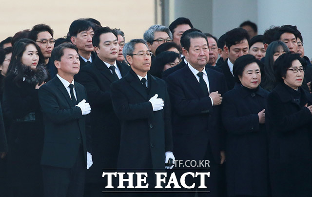 안철수 전 바른미래당 대표(앞줄 왼쪽에서 두번째)가 20일 오전 서울 동작구 국립서울현충원을 찾아 참배하고 있다. /임세준 기자