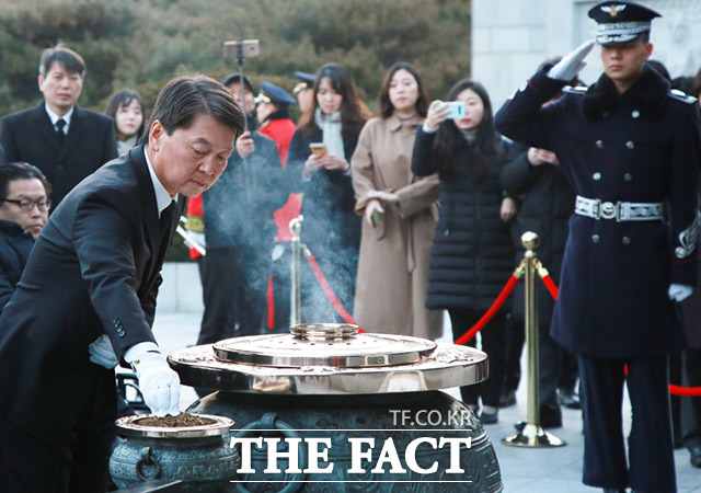 안철수 전 바른미래당 대표가 20일 오전 서울 동작구 국립서울현충원을 찾아 참배하고 있다. /임세준 기자