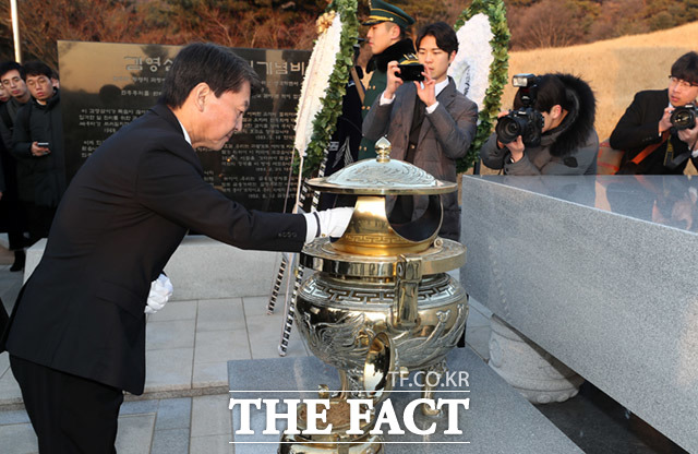 안철수 전 바른미래당 대표가 20일 오전 서울 동작구 국립서울현충원을 찾아 김영삼 전 대통령 묘역에 참배하고 있다. /임세준 기자