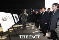 [TF포토] K-9 자주포 설명 듣는 손학규 대표