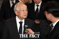 [TF포토] 취재진 질문 받는 손경식 CJ 회장