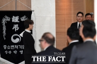 [TF포토] 조문 마치고 빈소 나서는 이재용 부회장