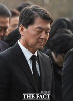 [TF포토] 묵념하는 안철수 전 대표