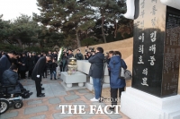 [TF포토] 김대중 전 대통령 묘역 찾은 안철수 전 대표