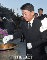 [TF포토] 무명용사탑 분향하는 안철수 전 대표