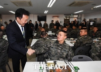 [TF포토] 장병 격려하는 손학규 대표