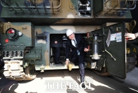 [TF포토] K-9 자주포에서 하차하는 손학규 대표