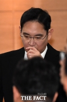 [TF포토] 착잡한 표정으로 빈소 나서는 이재용 부회장