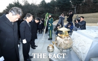 [TF포토] 박정희 전 대통령 묘역 참배하는 안철수 전 대표