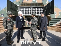 [TF포토] 주요 장비 시찰하는 손학규 대표