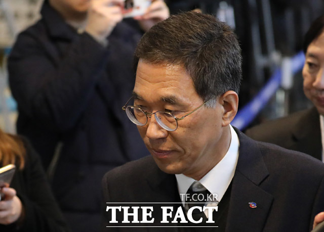 김주영 한국노동조합총연맹 위원장이 20일 오후 서울 송파구 서울아산병원 장례식장에 마련된 고 신격호 롯데그룹 명예회장의 빈소에서 조문을 마친 뒤 장례식장을 나서고 있다. /남용희 기자