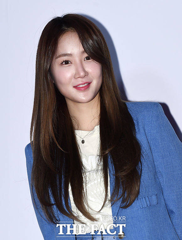 가수 소유가 21일 오후 서울 중구 레스케이프 호텔에서 열린 화장품 브랜드 포토행사에 참석해 포즈를 취하고 있다. /이동률 기자