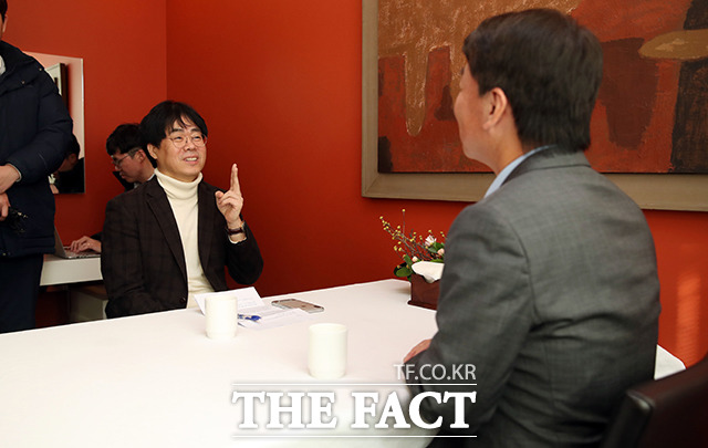 안철수 전 국민의당 대표가 21일 오후 서울 중구 한 식당에서 김경률 전 참여연대 공동집행위원장(왼쪽)을 만나 대화를 하고 있다. / 배정한 기자