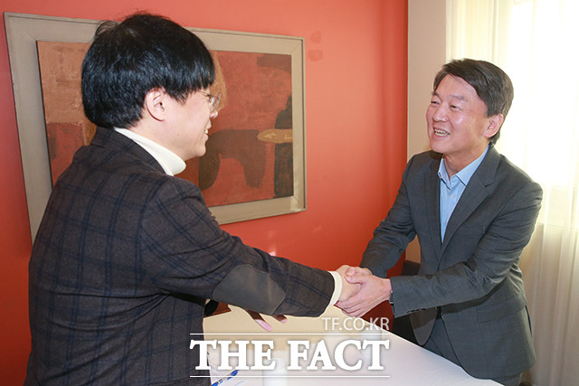 안철수 전 국민의당 대표가 21일 오후 서울 중구 한 식당에서 김경률 전 참여연대 공동집행위원장(왼쪽)을 만나 인사를 하고 있다. / 배정한 기자