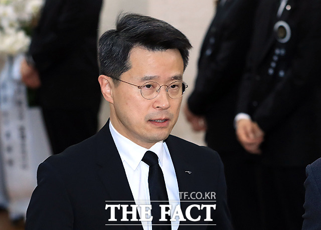 이봉진 자라코리아 사장이 21일 오전 서울 송파구 서울아산병원 장례식장에 마련된 고 신격호 롯데그룹 명예회장 빈소를 찾아 조문한 뒤 장례식장을 나서고 있다. /이새롬 기자