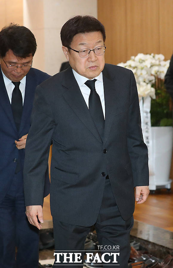 김영주 한국무역협회장이 21일 서울 송파구 서울아산병원 장례식장에 마련된 고 신격호 롯데그룹 명예회장의 빈소 조문을 마친 후 나서고 있다. /이새롬 기자