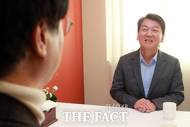 안철수 전 국민의당 대표(오른쪽)가 21일 오후 서울 중구 한 식당에서 김경률 전 참여연대 공동집행위원장을 만나 대화를 하고 있다. / 배정한 기자