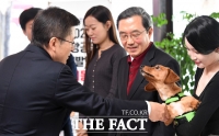[TF포토] 반려견과 악수하는 황교안 대표