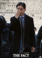 [TF포토] 안경 고쳐쓰는 김경수