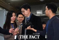[TF포토] 답변 마치고 법정 향하는 김경수 지사