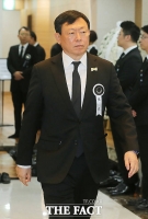 [TF포토] 잠시 빈소 밖으로 나선 신동빈 회장