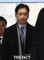 [TF포토] 법원 들어서는 김경수 지사