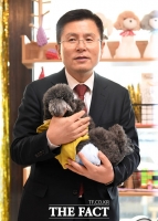 [TF포토] 반려견 안아보는 황교안 대표