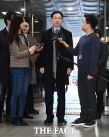 [TF포토] 취재진 질문에 답변하는 김경수